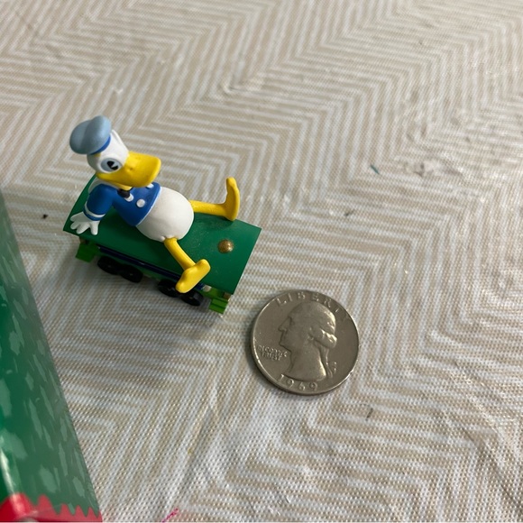 Hallmark Disney Donald Duck Vintage Christmas Ornament Tree Detailed Collectors - Picture 3 of 3